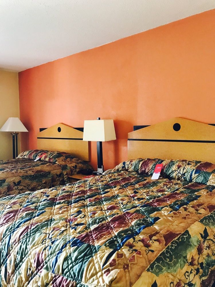 Econo Lodge Inn&Suites Milan Exterior foto