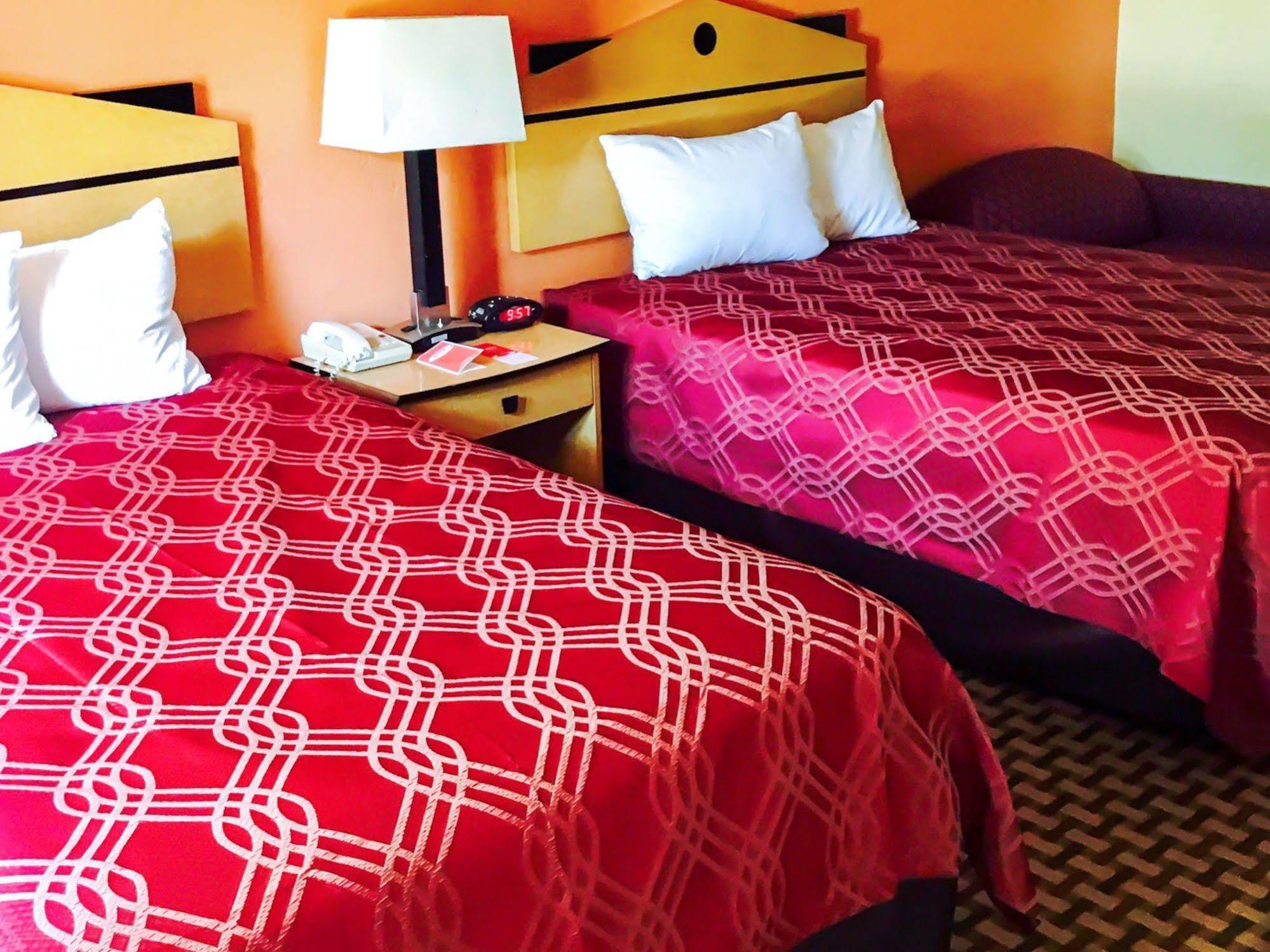 Econo Lodge Inn&Suites Milan Exterior foto